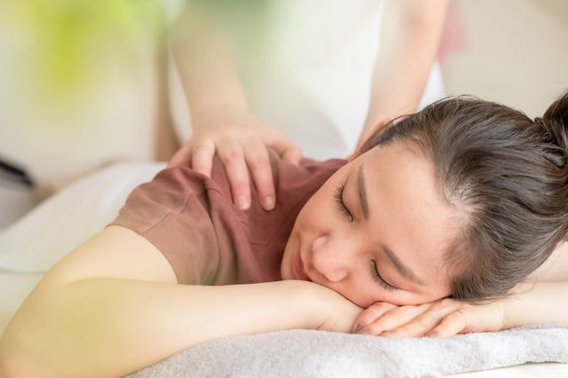 全身統合整体術を受ける女性