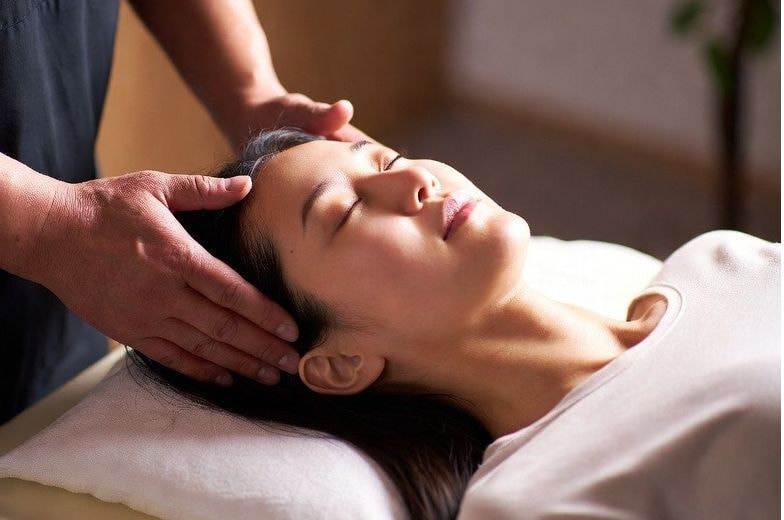 美容フェイスケアの施術風景