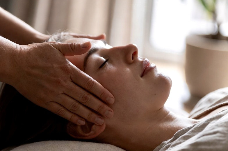 美容フェイスケアの施術風景